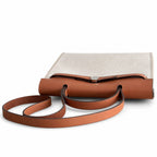 Hermers' popular herbag 31cm is designed to be inspired by saddle bags. The body of the bag is made of canvas, and the outer seams, shoulder straps and handbags are made of leather. The appearance is