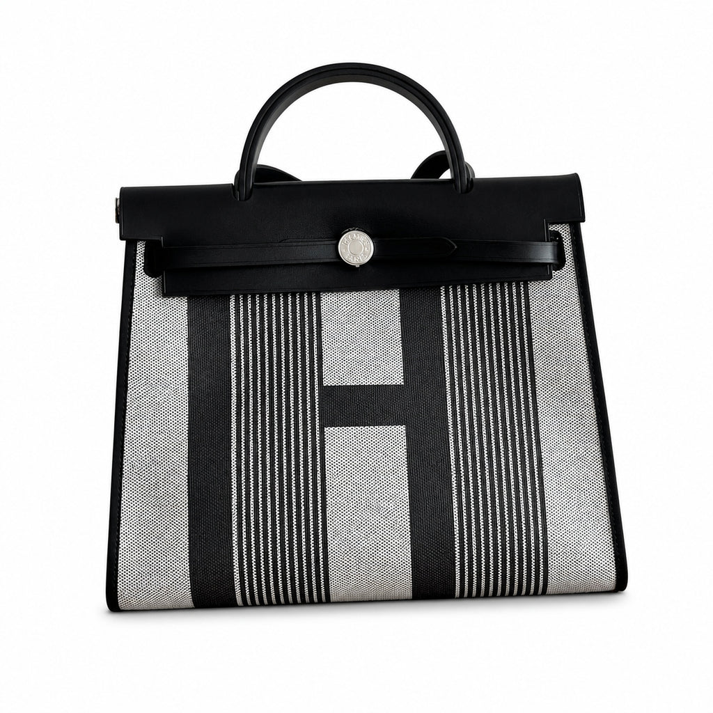 Hermers' popular herbag 31cm is designed to be inspired by saddle bags. The body of the bag is made of canvas, and the outer seams, shoulder straps and handbags are made of leather. The appearance is