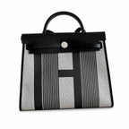 Hermers' popular herbag 31cm is designed to be inspired by saddle bags. The body of the bag is made of canvas, and the outer seams, shoulder straps and handbags are made of leather. The appearance is