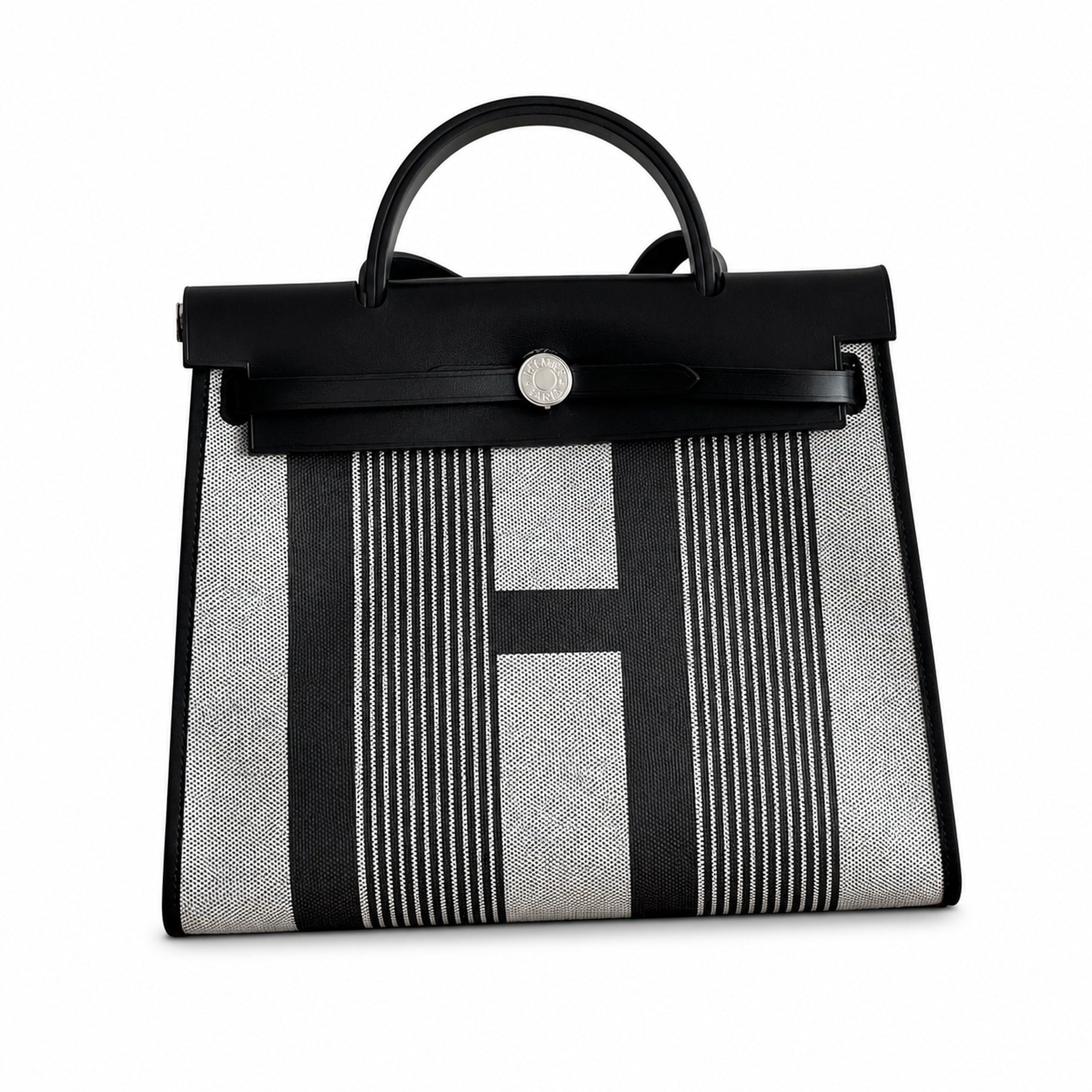 Hermers' popular herbag 31cm is designed to be inspired by saddle bags. The body of the bag is made of canvas, and the outer seams, shoulder straps and handbags are made of leather. The appearance is