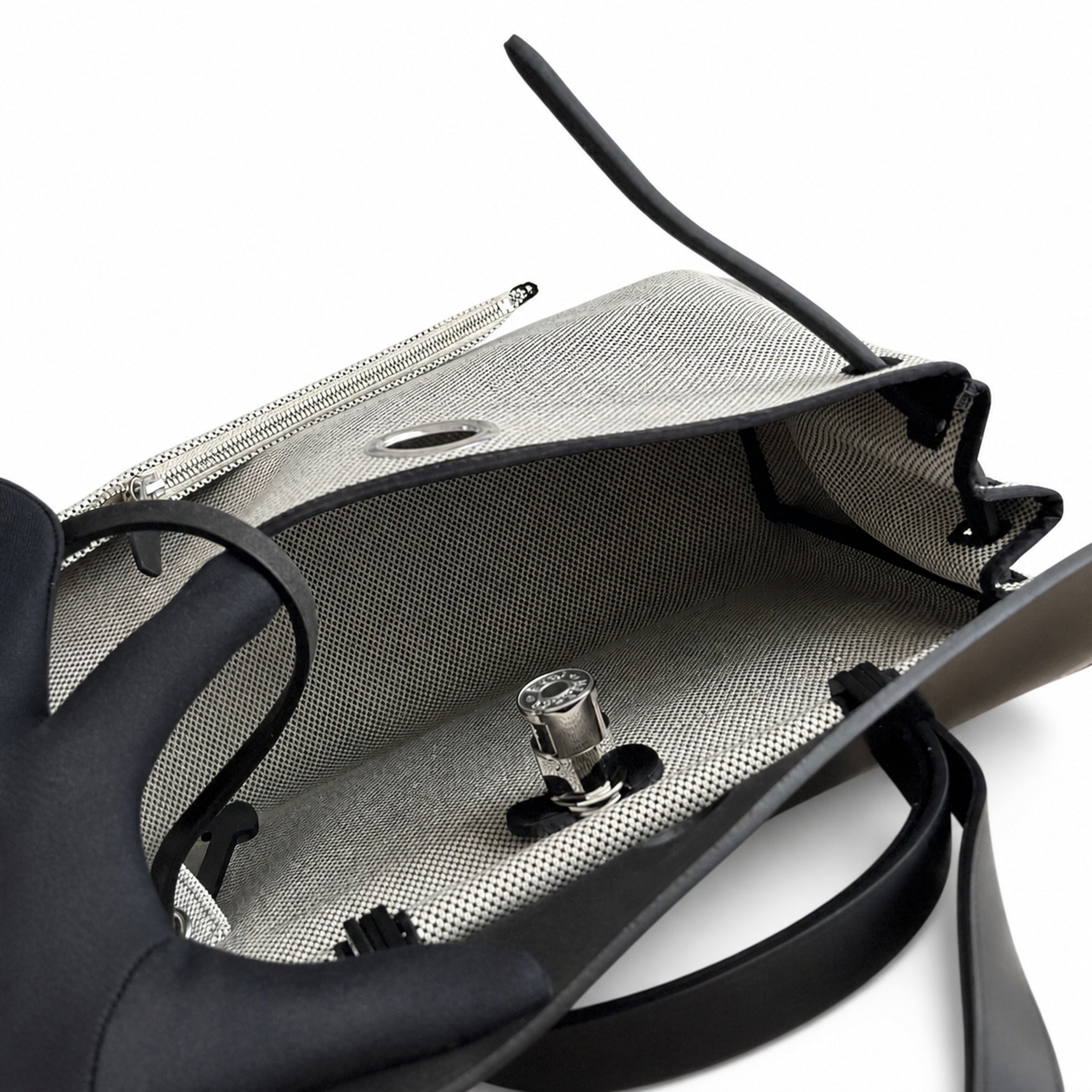 Hermers' popular herbag 31cm is designed to be inspired by saddle bags. The body of the bag is made of canvas, and the inseam, shoulder straps and handle are made of leather. The appearance is very si