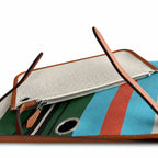 Hermers' popular herbag 31cm is designed to be inspired by saddle bags. The body of the bag is made of canvas, and the inseam, shoulder straps and handle are made of leather. The appearance is very si