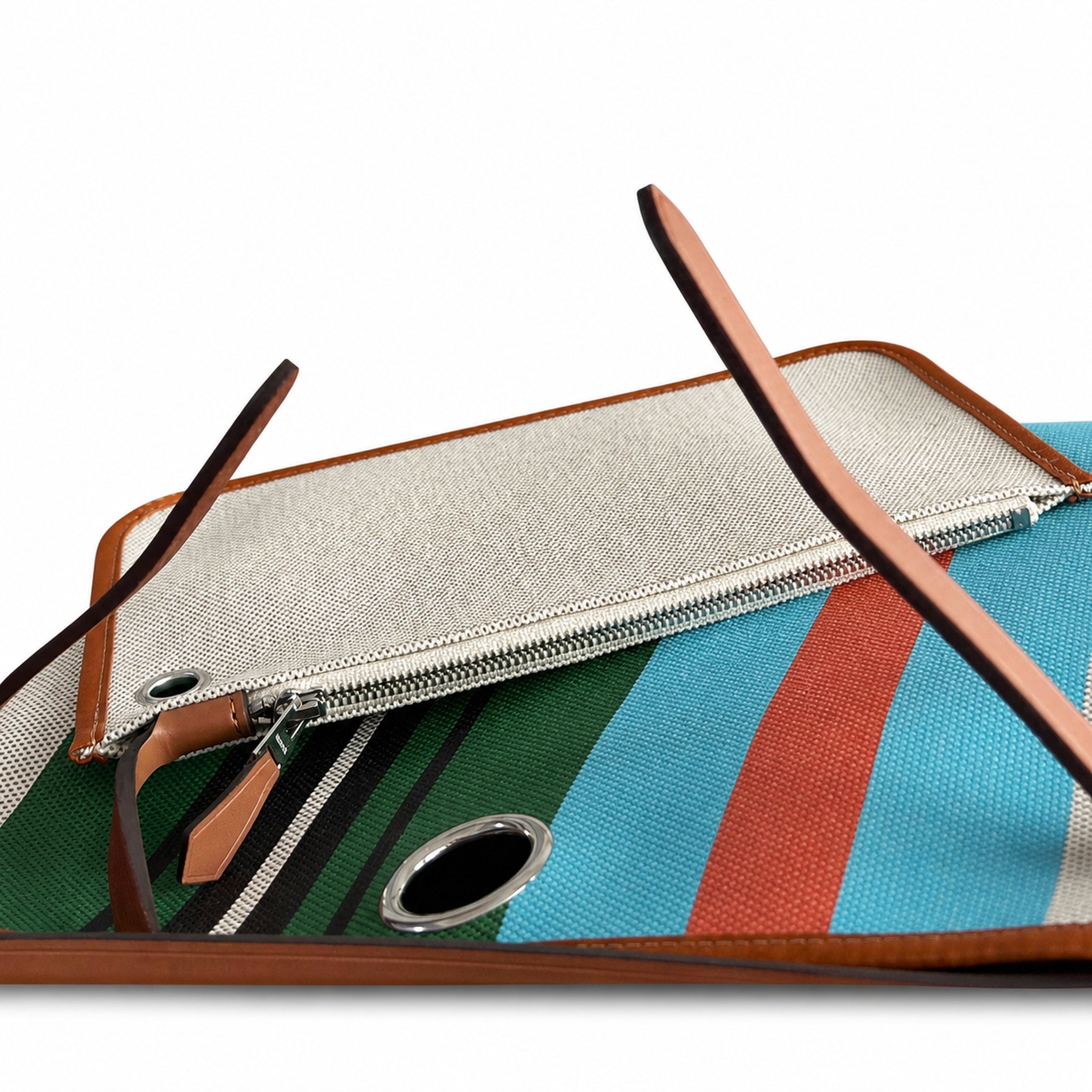 Hermers' popular herbag 31cm is designed to be inspired by saddle bags. The body of the bag is made of canvas, and the inseam, shoulder straps and handle are made of leather. The appearance is very si