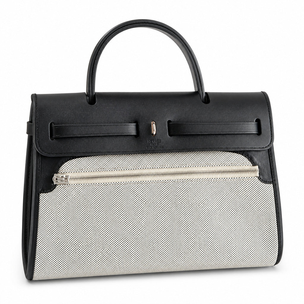 Hermers' popular herbag 31cm is designed to be inspired by saddle bags. The body of the bag is made of canvas and has outer seams. The shoulder straps and handbags are made of leather and look similar