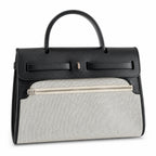 Hermers' popular herbag 31cm is designed to be inspired by saddle bags. The body of the bag is made of canvas and has outer seams. The shoulder straps and handbags are made of leather and look similar