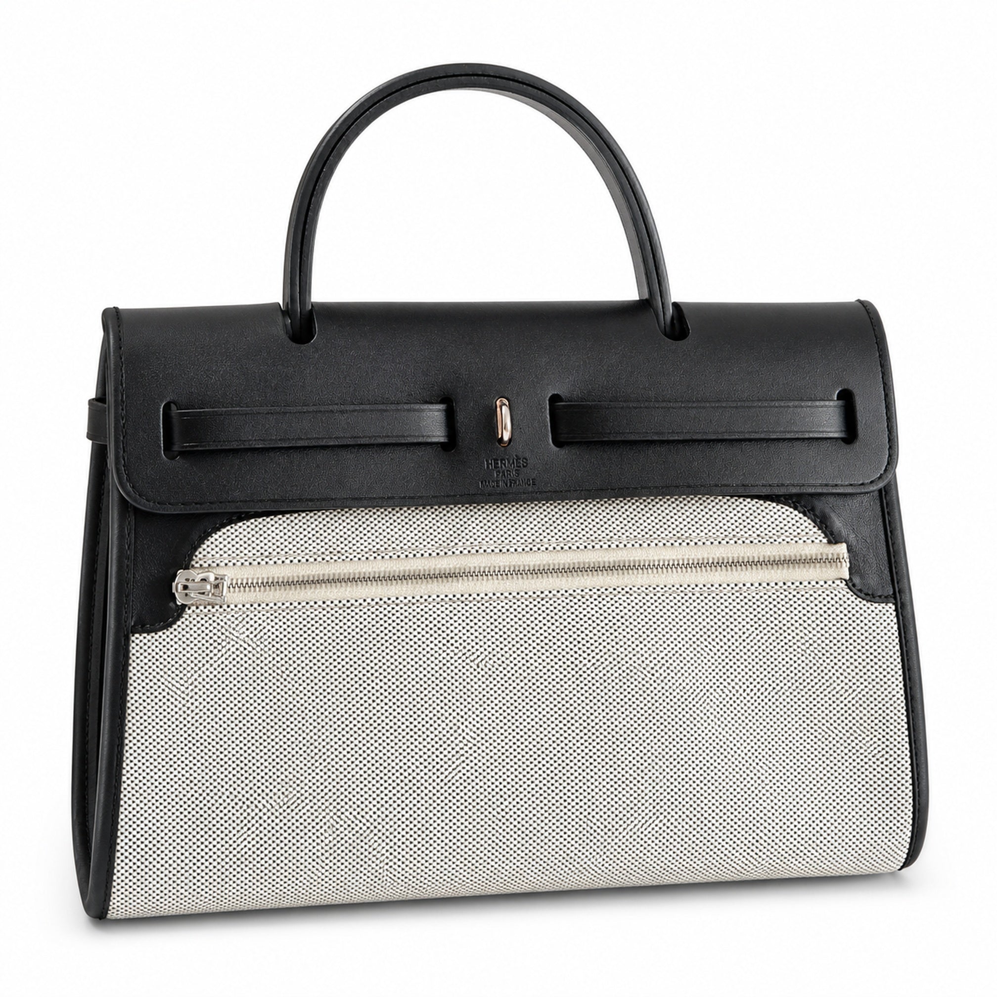 Hermers' popular herbag 31cm is designed to be inspired by saddle bags. The body of the bag is made of canvas and has outer seams. The shoulder straps and handbags are made of leather and look similar