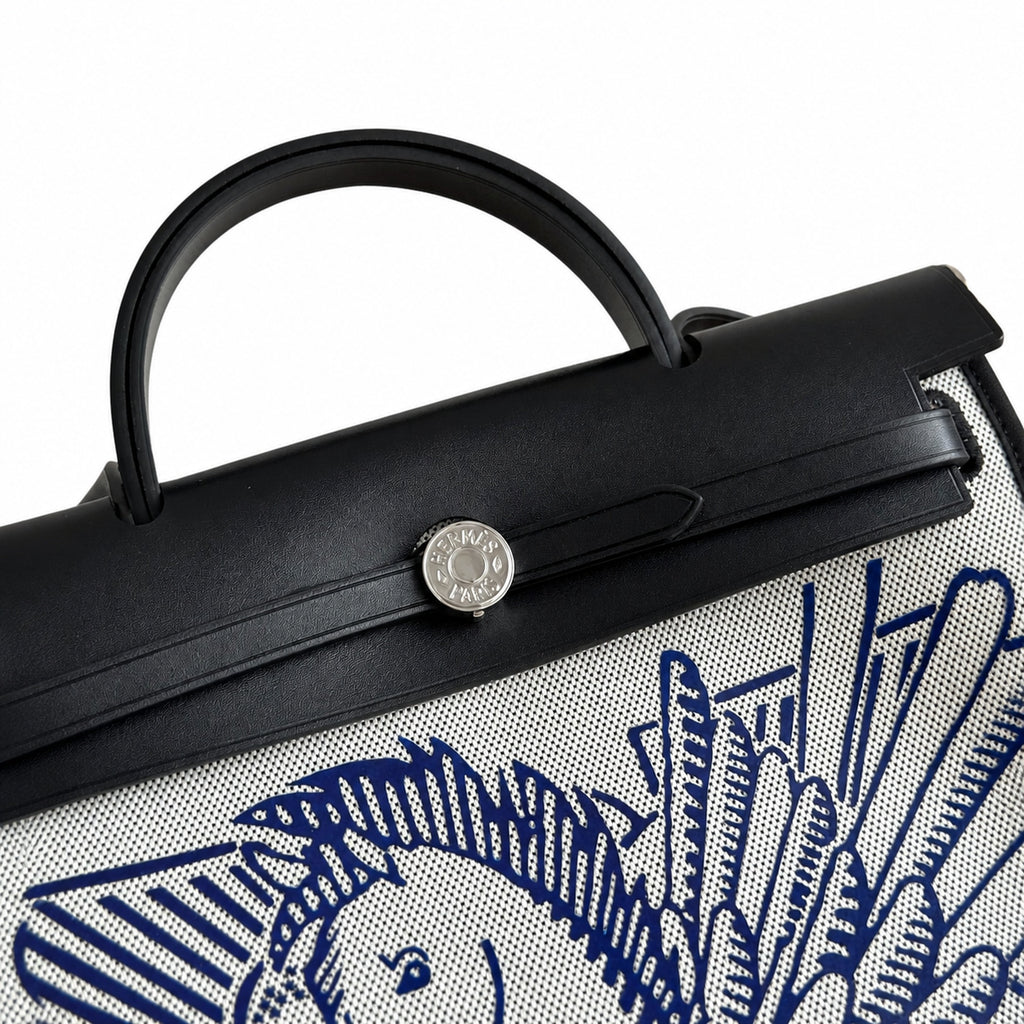 Hermers' popular herbag 31cm is designed to be inspired by saddle bags. The body of the bag is made of canvas, and the outer seams, shoulder straps and handbags are made of leather. The appearance is