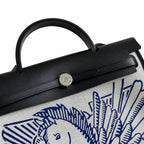 Hermers' popular herbag 31cm is designed to be inspired by saddle bags. The body of the bag is made of canvas, and the outer seams, shoulder straps and handbags are made of leather. The appearance is