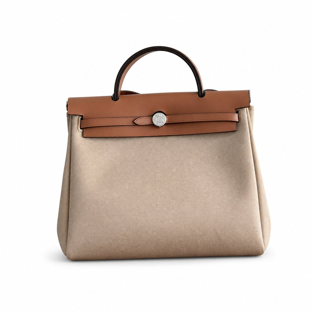 Hermers' popular herbag 31cm is designed to be inspired by saddle bags. The body of the bag is made of canvas, and the inseam, shoulder straps and handle are made of leather. The appearance is very si