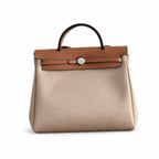 Hermers' popular herbag 31cm is designed to be inspired by saddle bags. The body of the bag is made of canvas, and the inseam, shoulder straps and handle are made of leather. The appearance is very si