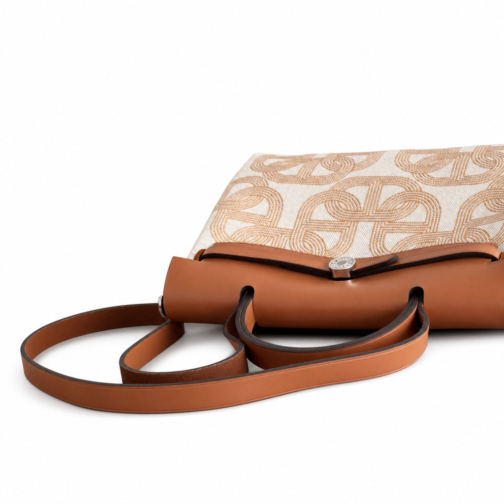 Hermers' popular herbag 31cm is designed to be inspired by saddle bags. The body of the bag is made of canvas, and the inseam, shoulder straps and handle are made of leather. The appearance is very si