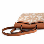 Hermers' popular herbag 31cm is designed to be inspired by saddle bags. The body of the bag is made of canvas, and the inseam, shoulder straps and handle are made of leather. The appearance is very si