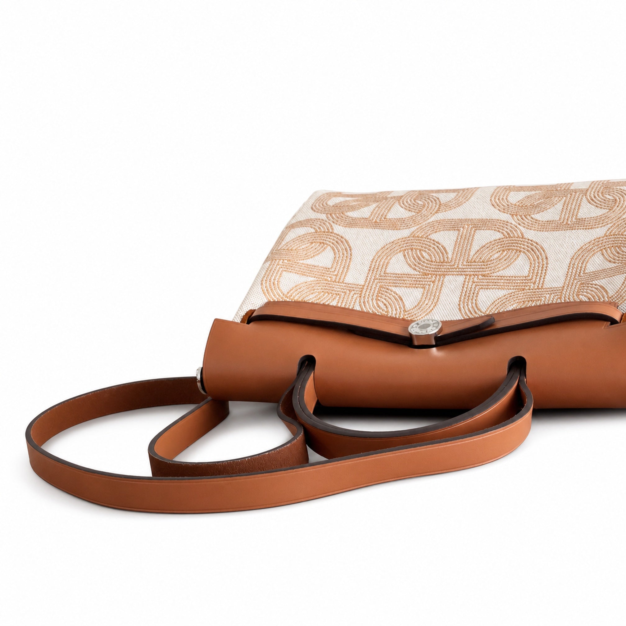 Hermers' popular herbag 31cm is designed to be inspired by saddle bags. The body of the bag is made of canvas, and the inseam, shoulder straps and handle are made of leather. The appearance is very si