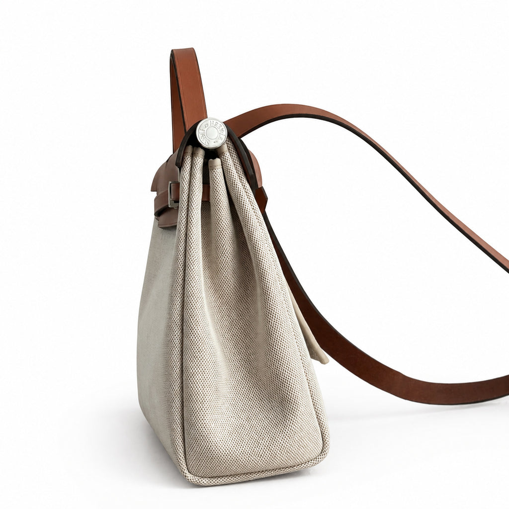Hermers' popular herbag 31cm is designed to be inspired by saddle bags. The body of the bag is made of canvas, and the inseam, shoulder straps and handle are made of leather. The appearance is very si