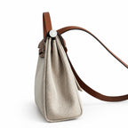 Hermers' popular herbag 31cm is designed to be inspired by saddle bags. The body of the bag is made of canvas, and the inseam, shoulder straps and handle are made of leather. The appearance is very si