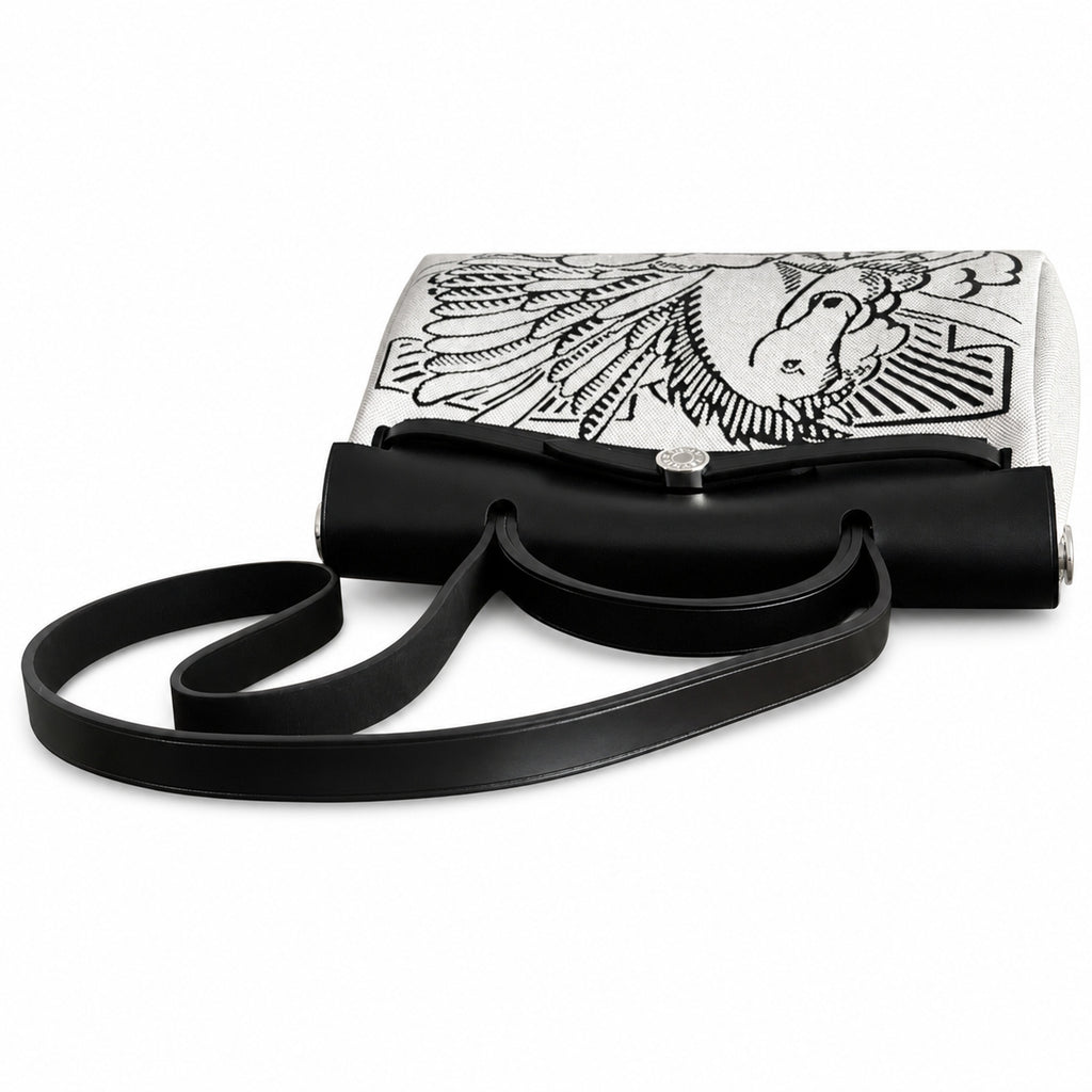 Hermers' popular herbag 31cm is designed to be inspired by saddle bags. The body of the bag is made of canvas, and the inseam, shoulder straps and handle are made of leather. The appearance is very si