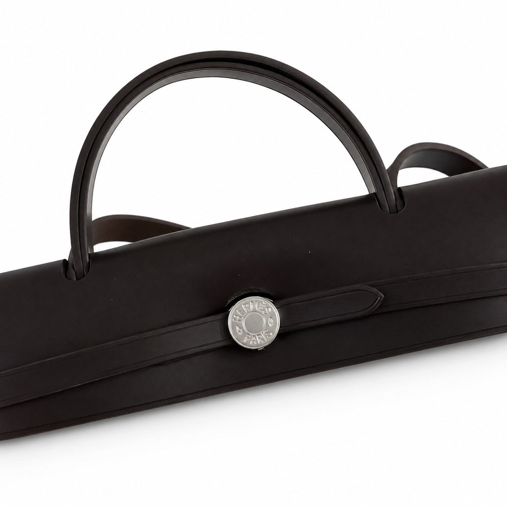 Hermers' popular herbag 31cm is designed to be inspired by saddle bags. The body of the bag is made of canvas, and the inseam, shoulder straps and handle are made of leather. The appearance is very si