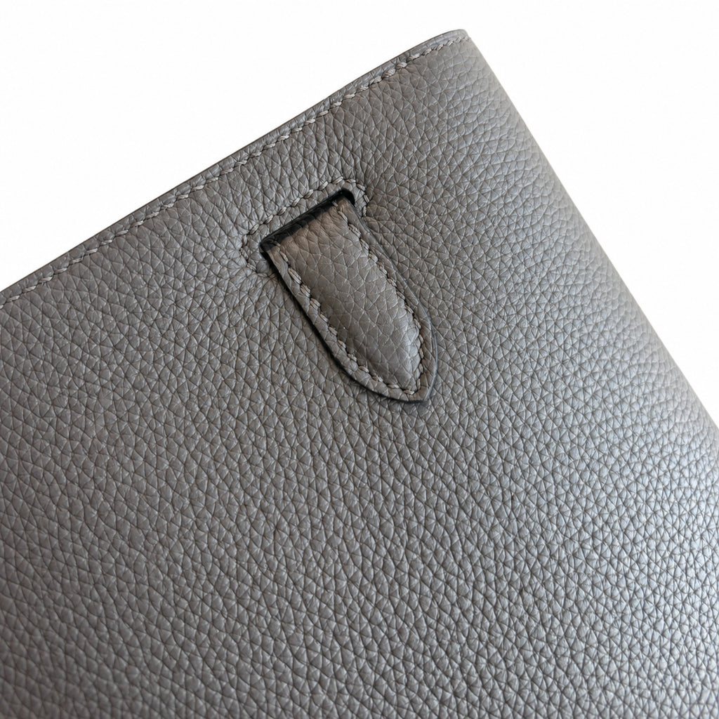 Kelly Depeches 25 clutch, Togo leather (with additional shoulder strap), can be worn cross-body, can be carried by hand or on the wrist, daily needs, seamless switch between business/leisure - central