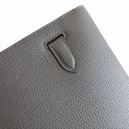 Kelly Depeches 25 clutch, Togo leather (with additional shoulder strap), can be worn cross-body, can be carried by hand or on the wrist, daily needs, seamless switch between business/leisure - central