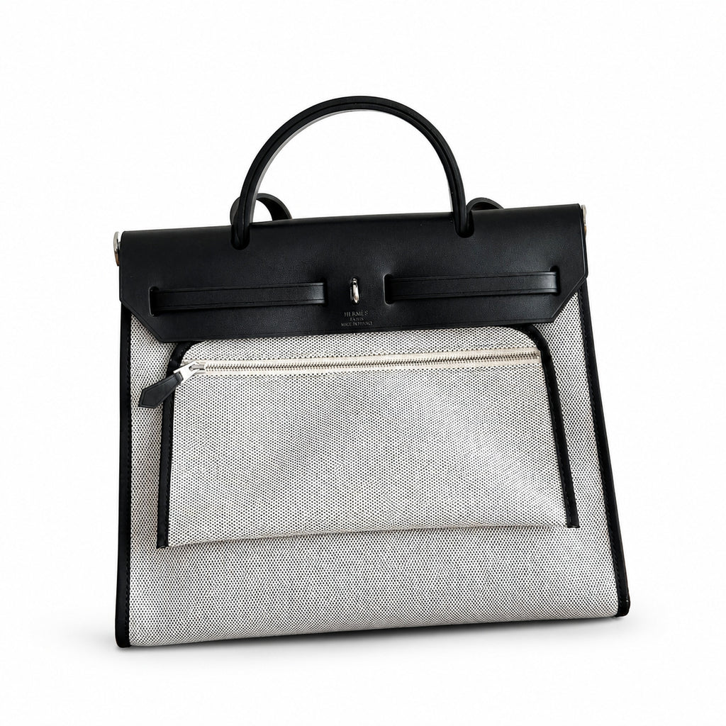 Hermers' popular herbag 31cm is designed to be inspired by saddle bags. The body of the bag is made of canvas, and the outer seams, shoulder straps and handbags are made of leather. The appearance is