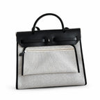 Hermers' popular herbag 31cm is designed to be inspired by saddle bags. The body of the bag is made of canvas, and the outer seams, shoulder straps and handbags are made of leather. The appearance is