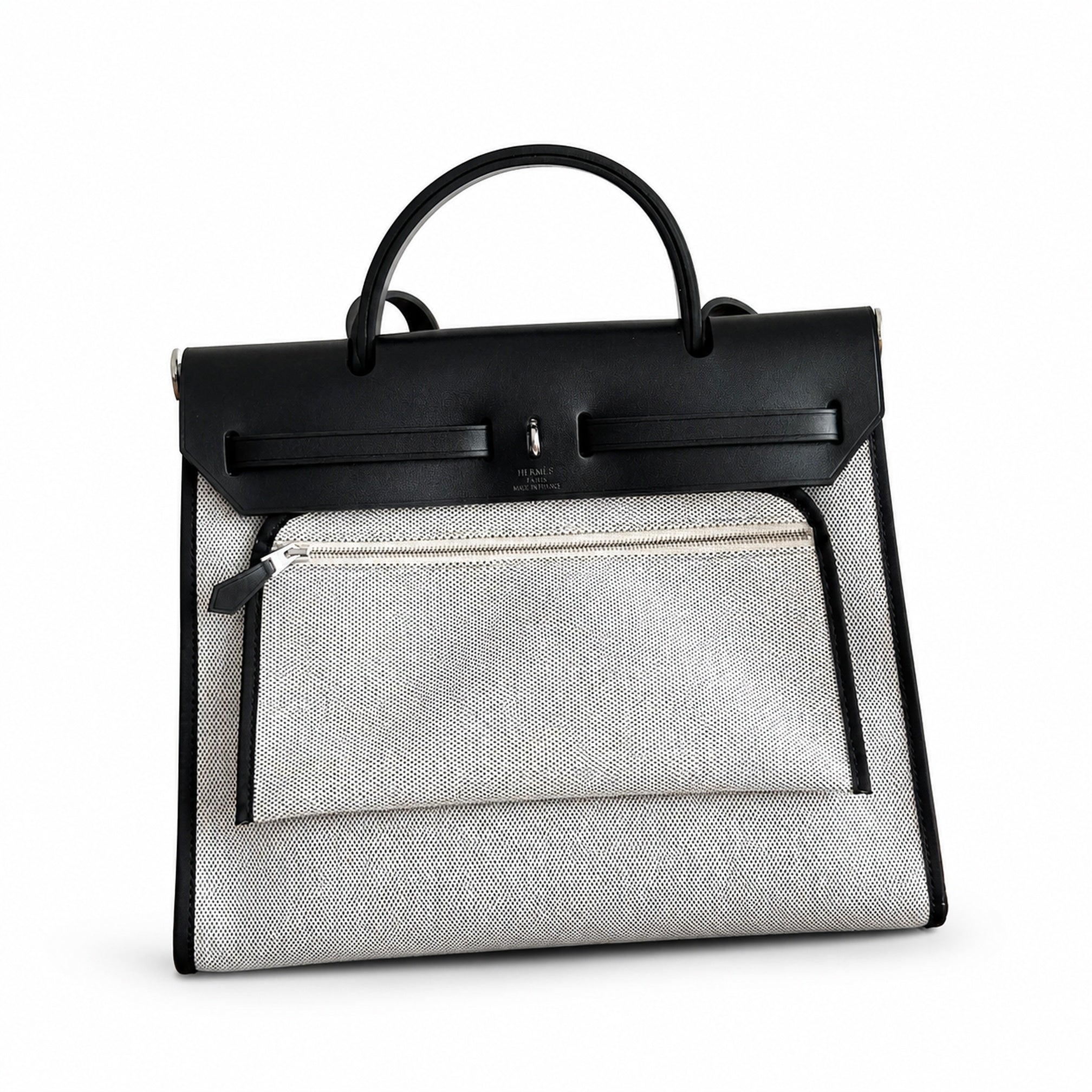 Hermers' popular herbag 31cm is designed to be inspired by saddle bags. The body of the bag is made of canvas, and the outer seams, shoulder straps and handbags are made of leather. The appearance is
