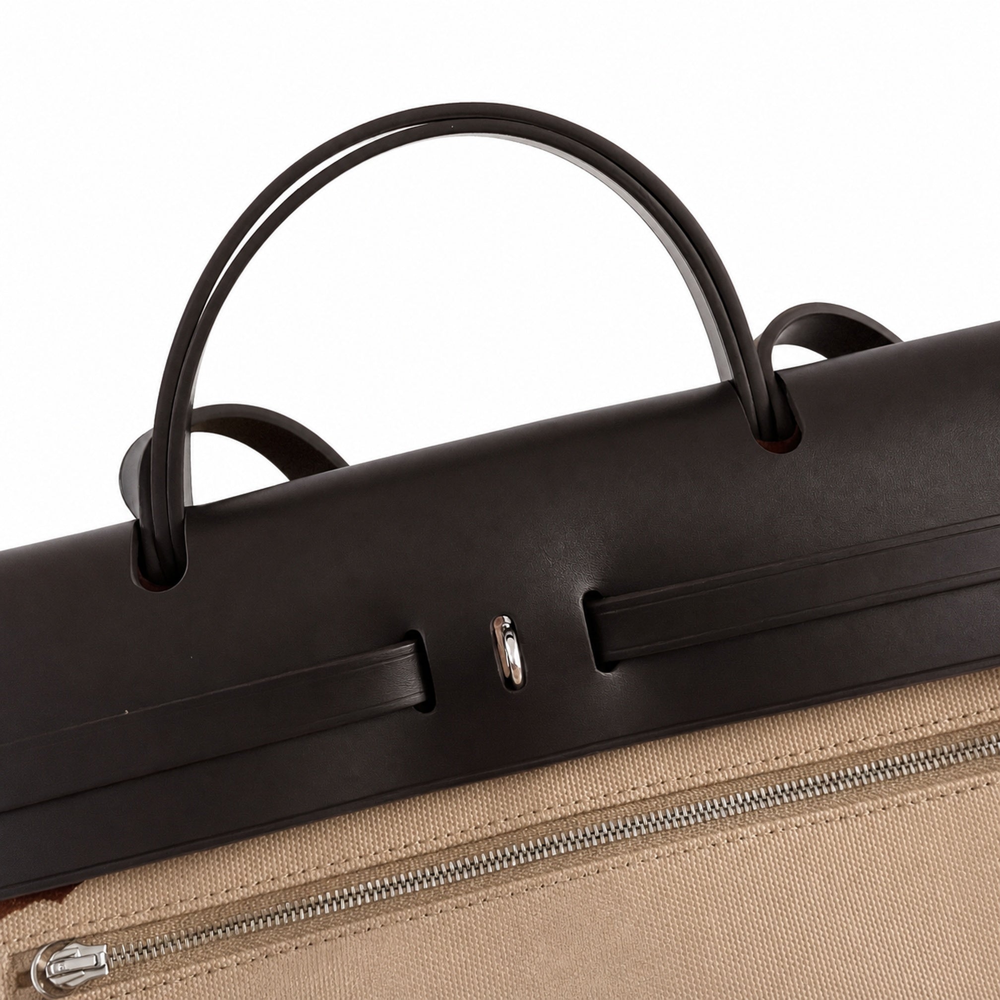 Hermers' popular herbag 31cm is designed to be inspired by saddle bags. The body of the bag is made of canvas, and the inseam, shoulder straps and handle are made of leather. The appearance is very si