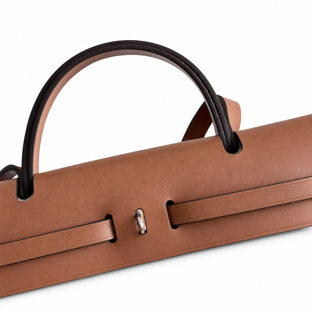 Hermers' popular herbag 31cm is designed to be inspired by saddle bags. The body of the bag is made of canvas, and the outer seams, shoulder straps and handbags are made of leather. The appearance is