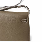 Hermès’ new armpit bag is here. A new member has been added to the Kelly family. Just looking at the online picture, I’m so excited. The first look at the real thing feels like an enlarged version of