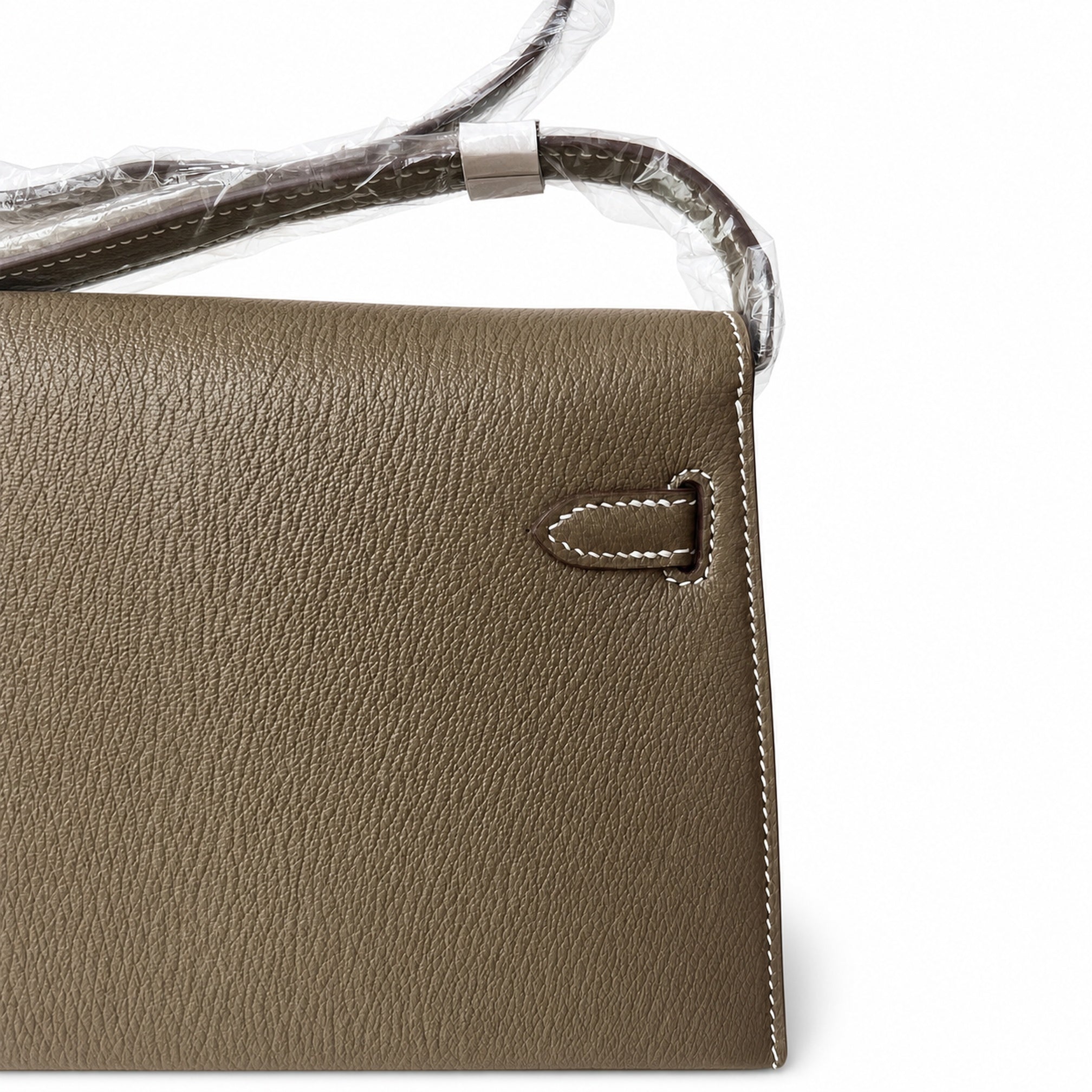 Hermès’ new armpit bag is here. A new member has been added to the Kelly family. Just looking at the online picture, I’m so excited. The first look at the real thing feels like an enlarged version of