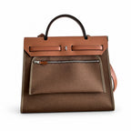 Hermers' popular herbag 31cm is designed to be inspired by saddle bags. The body of the bag is made of canvas, and the outer seams, shoulder straps and handbags are made of leather. The appearance is