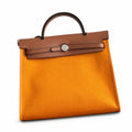 Hermers' popular herbag 31cm is designed to be inspired by saddle bags. The body of the bag is made of canvas, and the outer seams, shoulder straps and handbags are made of leather. The appearance is