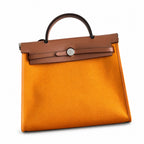 Hermers' popular herbag 31cm is designed to be inspired by saddle bags. The body of the bag is made of canvas, and the outer seams, shoulder straps and handbags are made of leather. The appearance is