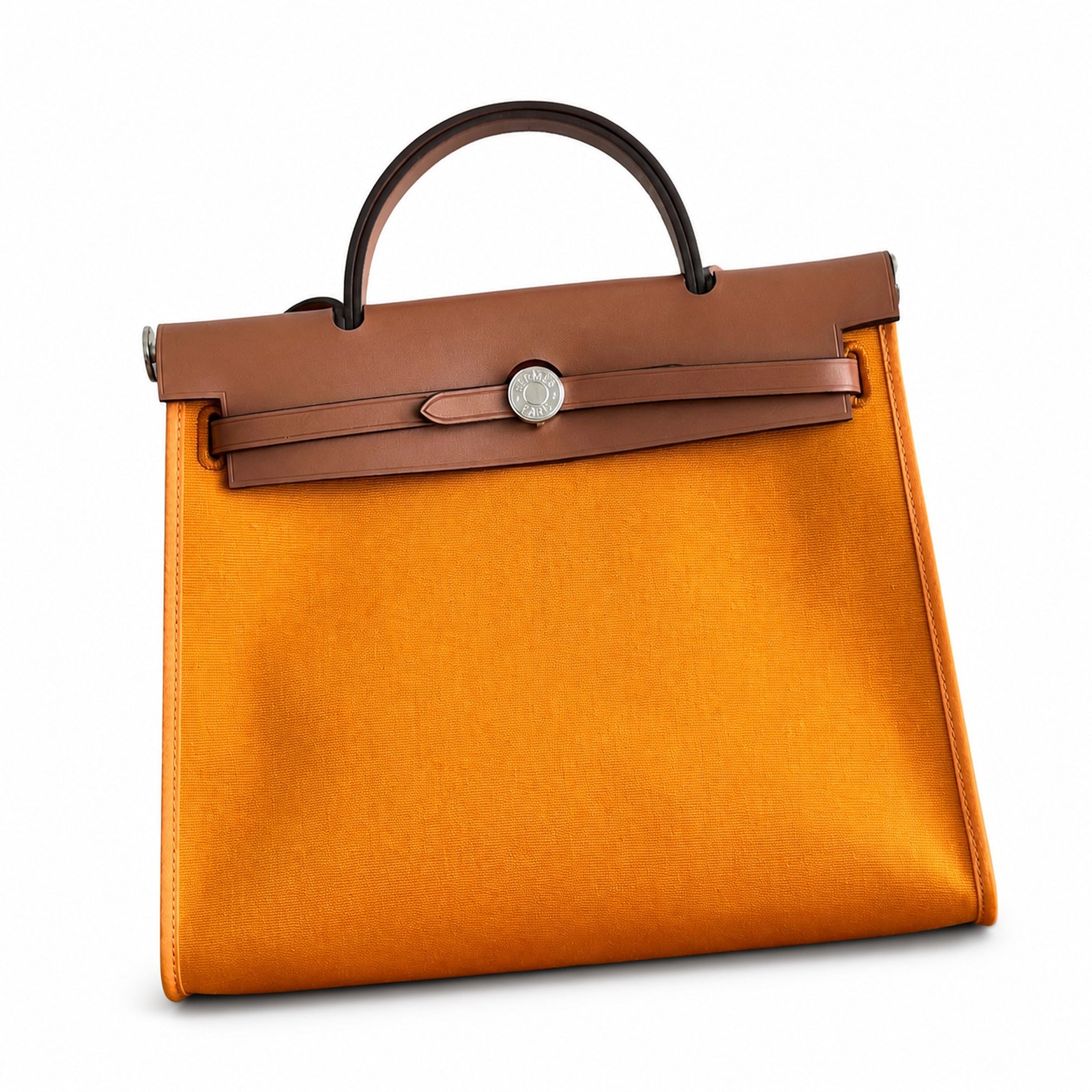 Hermers' popular herbag 31cm is designed to be inspired by saddle bags. The body of the bag is made of canvas, and the outer seams, shoulder straps and handbags are made of leather. The appearance is