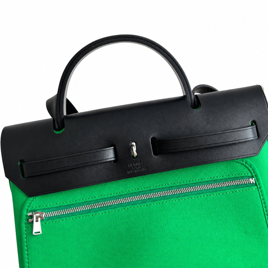 Hermers' popular herbag 31cm is designed to be inspired by saddle bags. The body of the bag is made of canvas and has outer seams. The shoulder straps and handbags are made of leather and look similar
