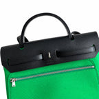 Hermers' popular herbag 31cm is designed to be inspired by saddle bags. The body of the bag is made of canvas and has outer seams. The shoulder straps and handbags are made of leather and look similar