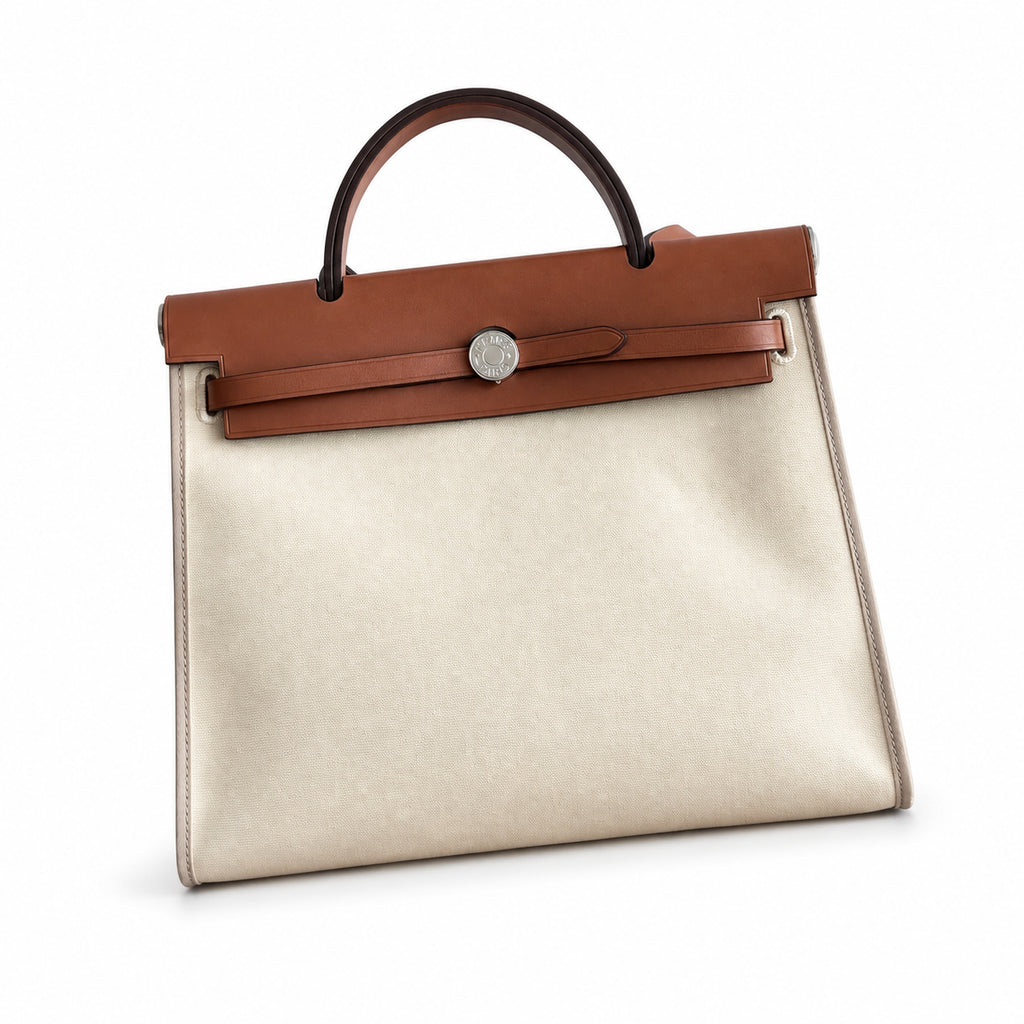 Hermers' popular herbag 31cm is designed to be inspired by saddle bags. The body of the bag is made of canvas, and the outer seams, shoulder straps and handbags are made of leather. The appearance is