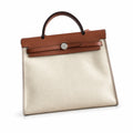 Hermers' popular herbag 31cm is designed to be inspired by saddle bags. The body of the bag is made of canvas, and the outer seams, shoulder straps and handbags are made of leather. The appearance is