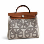 Hermers' popular herbag 31cm is designed to be inspired by saddle bags. The body of the bag is made of canvas, and the inseam, shoulder straps and handle are made of leather. The appearance is very si