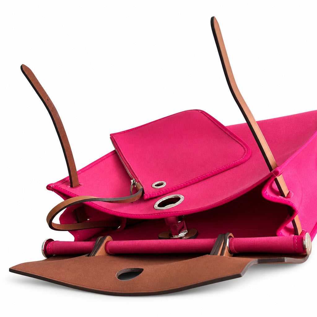 Hermers' popular herbag 31cm is designed to be inspired by saddle bags. The body of the bag is made of canvas, and the outer seams, shoulder straps and handbags are made of leather. The appearance is