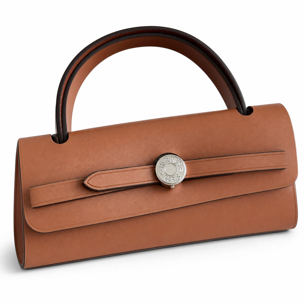 Hermers' popular herbag 31cm is designed to be inspired by saddle bags. The body of the bag is made of canvas, and the outer seams, shoulder straps and handbags are made of leather. The appearance is