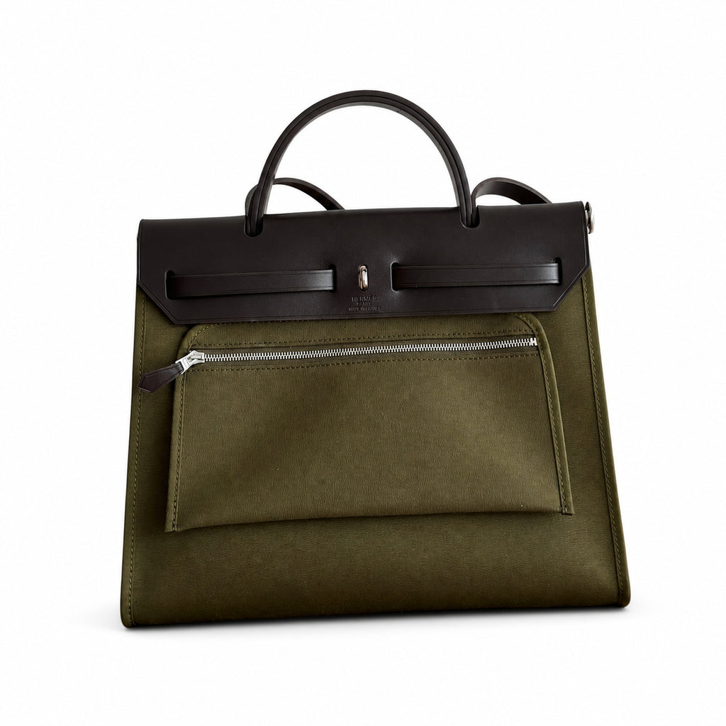 Hermers' popular herbag 31cm is designed to be inspired by saddle bags. The body of the bag is made of canvas, and the outer seams, shoulder straps and handbags are made of leather. The appearance is