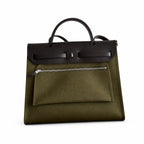 Hermers' popular herbag 31cm is designed to be inspired by saddle bags. The body of the bag is made of canvas, and the outer seams, shoulder straps and handbags are made of leather. The appearance is