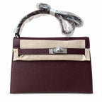 Hermès’ new armpit bag is here. A new member has been added to the Kelly family. Just looking at the online picture, I’m so excited. The first look at the real thing feels like an enlarged version of