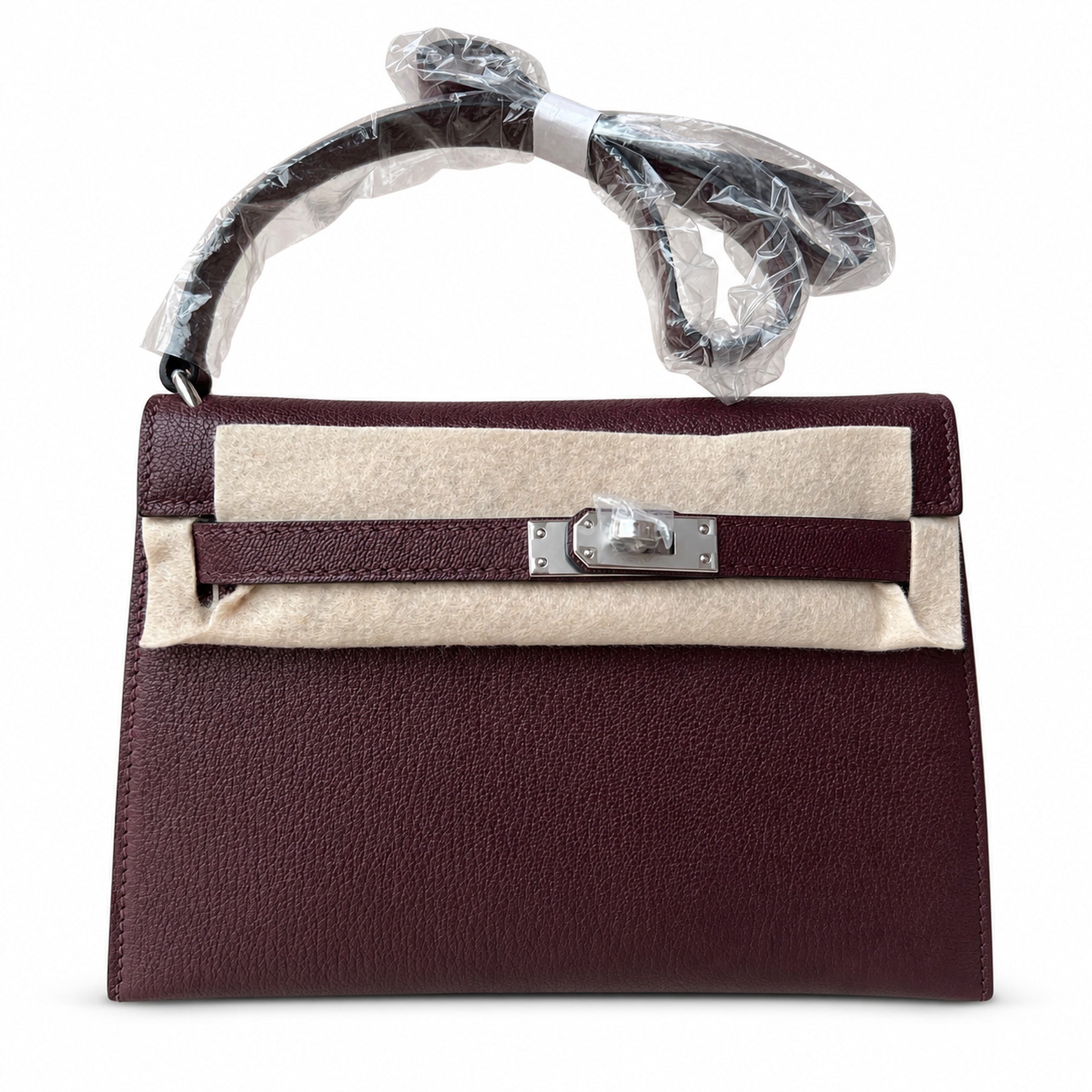 Hermès’ new armpit bag is here. A new member has been added to the Kelly family. Just looking at the online picture, I’m so excited. The first look at the real thing feels like an enlarged version of