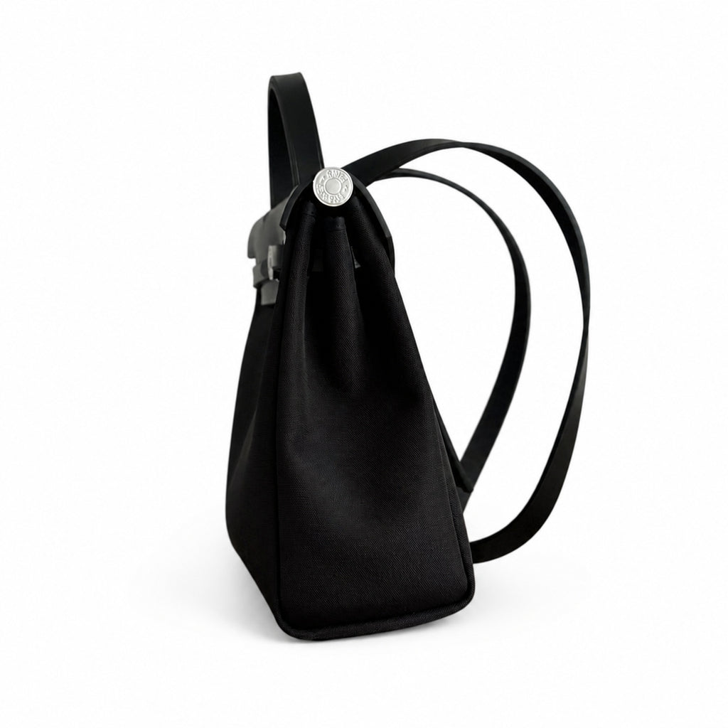 Hermers' popular herbag 31cm is designed to be inspired by saddle bags. The body of the bag is made of canvas, and the inseam, shoulder straps and handle are made of leather. The appearance is very si