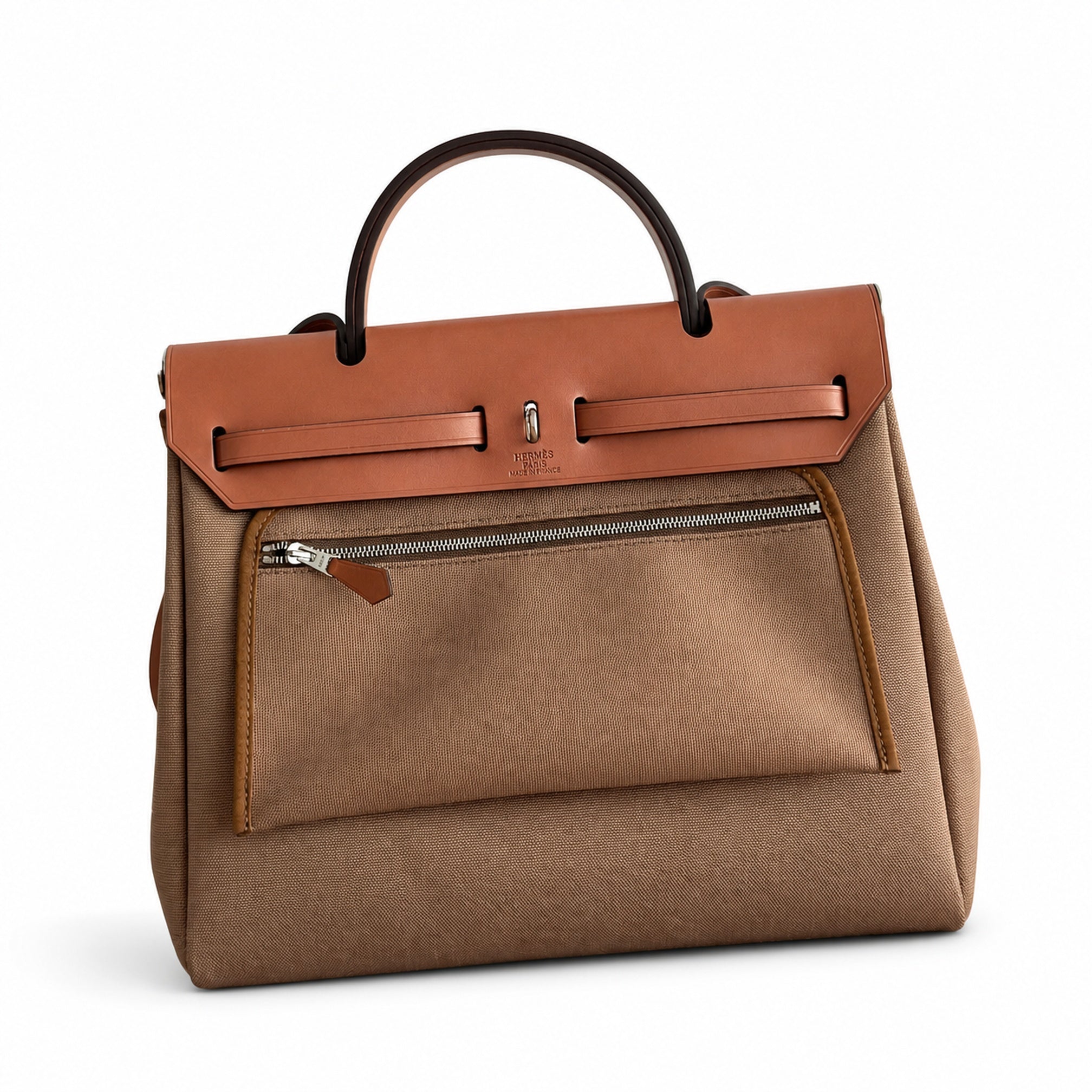 Hermers' popular herbag 31cm is designed to be inspired by saddle bags. The body of the bag is made of canvas, and the inseam, shoulder straps and handle are made of leather. The appearance is very si