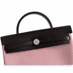 Hermers' popular herbag 31cm is designed to be inspired by saddle bags. The body of the bag is made of canvas, and the inseam, shoulder straps and handle are made of leather. The appearance is very si