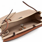 Hermers' popular herbag 31cm is designed to be inspired by saddle bags. The body of the bag is made of canvas, and the inseam, shoulder straps and handle are made of leather. The appearance is very si