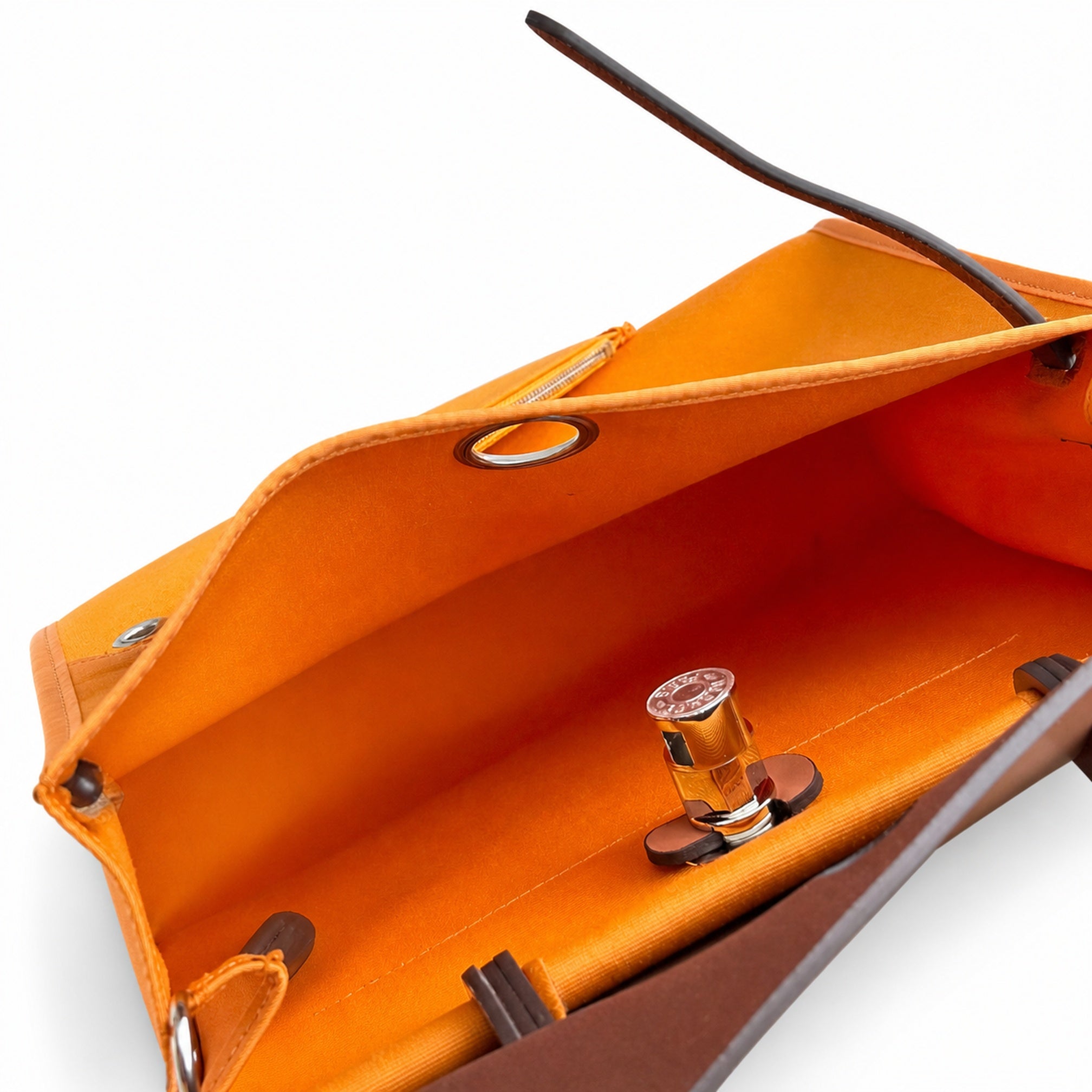 Hermers' popular herbag 31cm is designed to be inspired by saddle bags. The body of the bag is made of canvas, and the outer seams, shoulder straps and handbags are made of leather. The appearance is